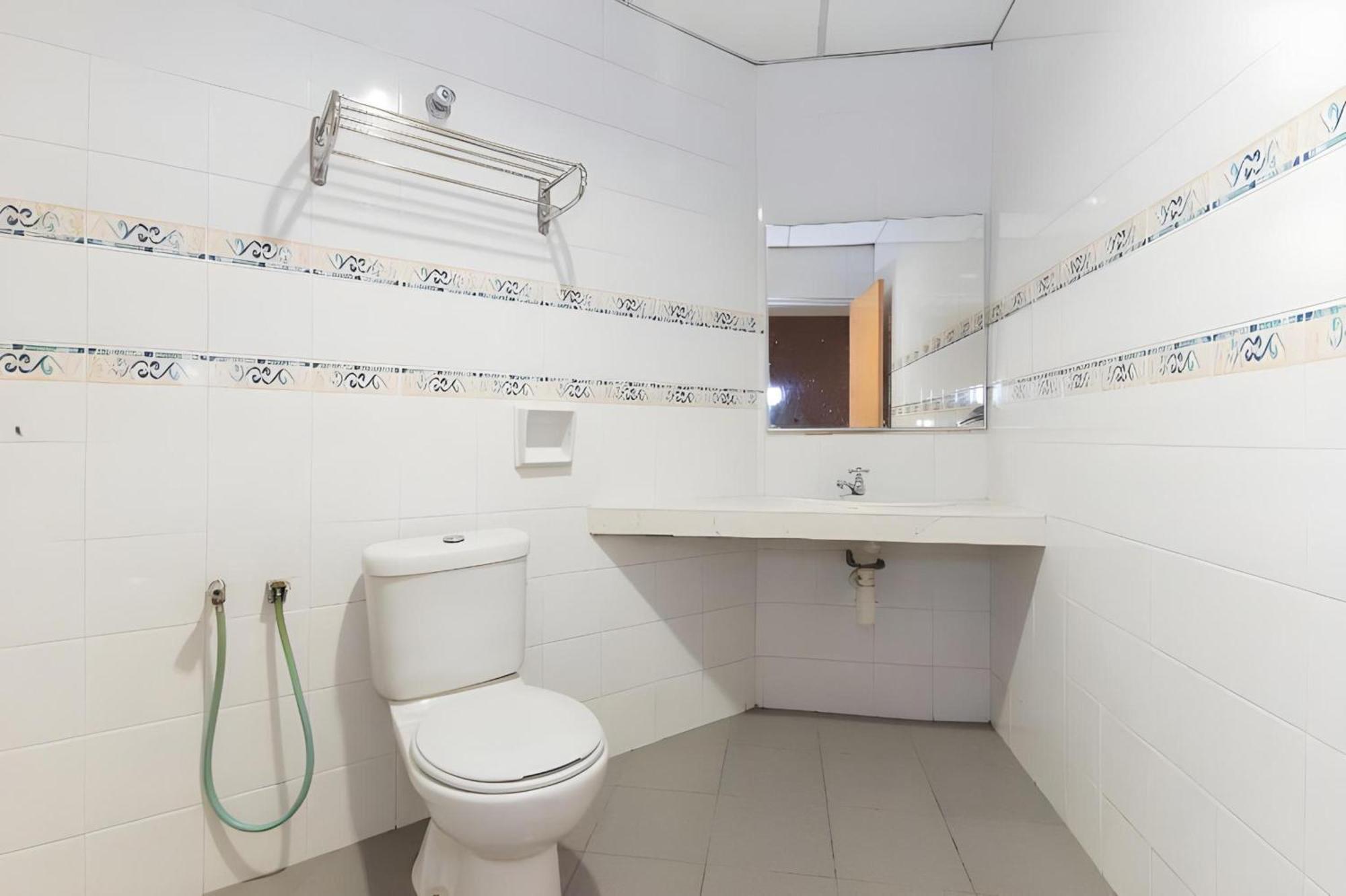 Super Oyo 447 Comfort Hotel Meru Кланг Екстериор снимка