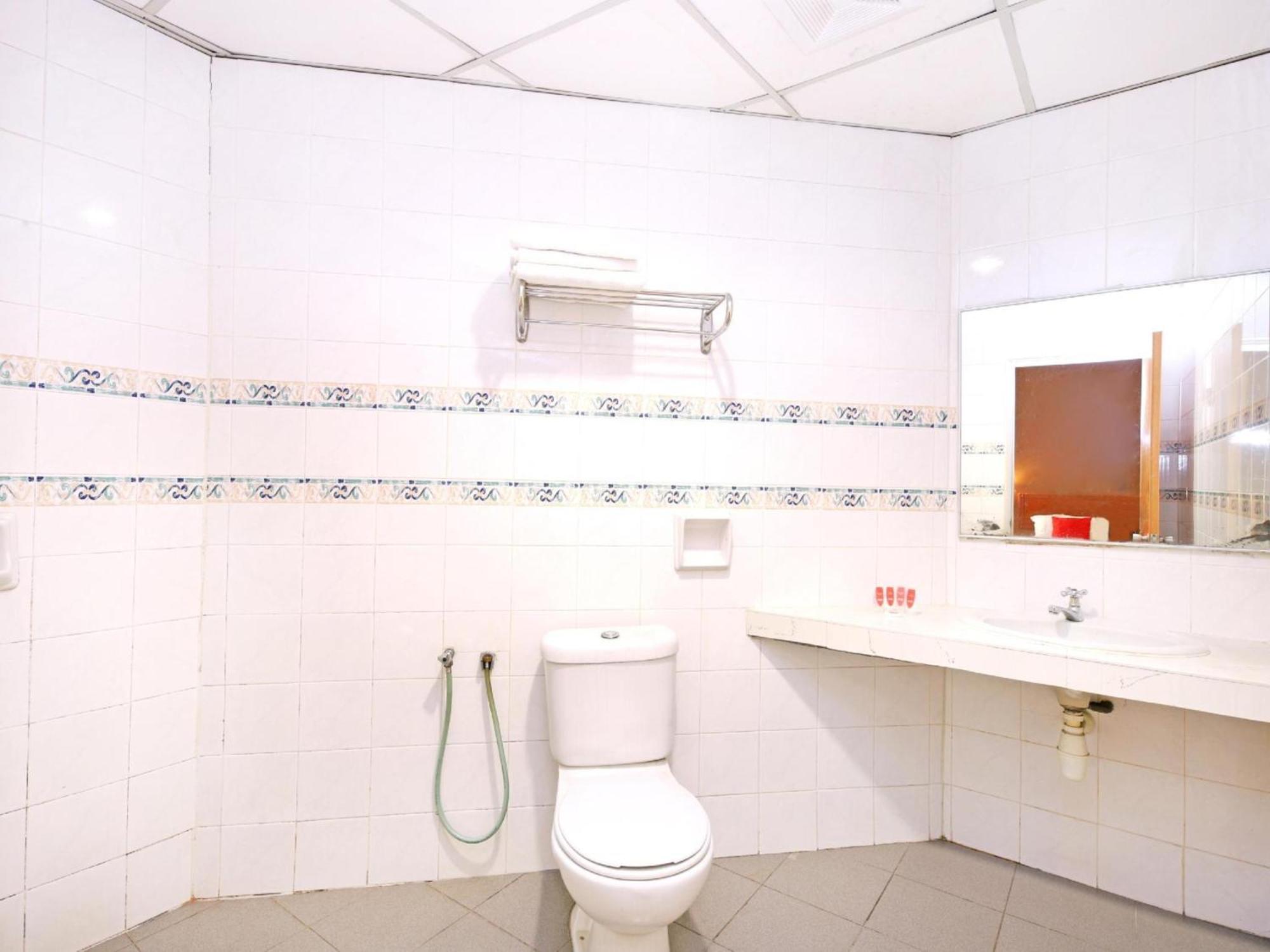 Super Oyo 447 Comfort Hotel Meru Кланг Екстериор снимка