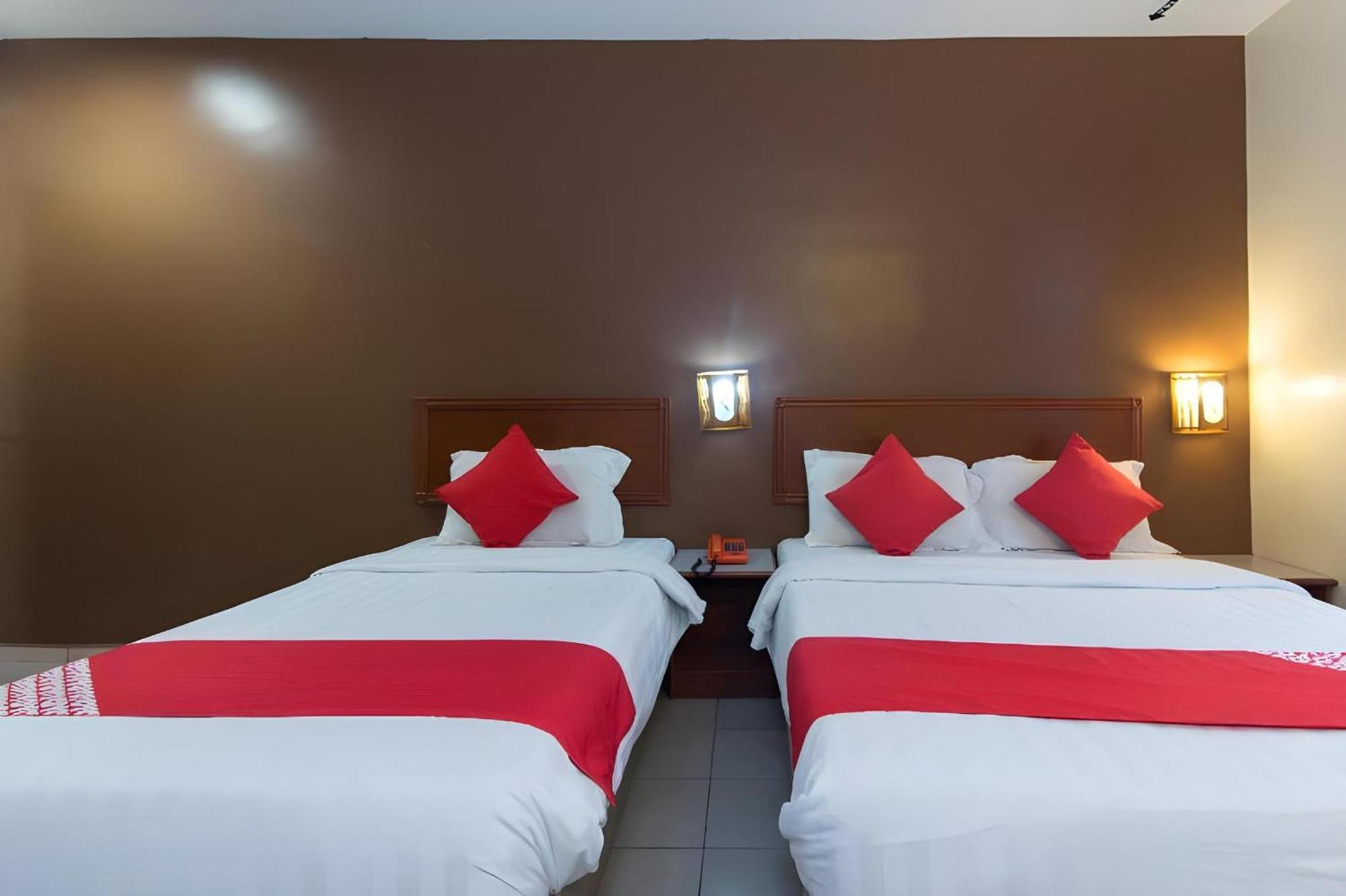 Super Oyo 447 Comfort Hotel Meru Кланг Екстериор снимка