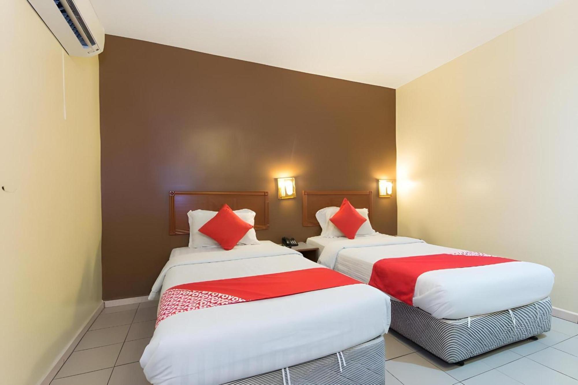 Super Oyo 447 Comfort Hotel Meru Кланг Екстериор снимка