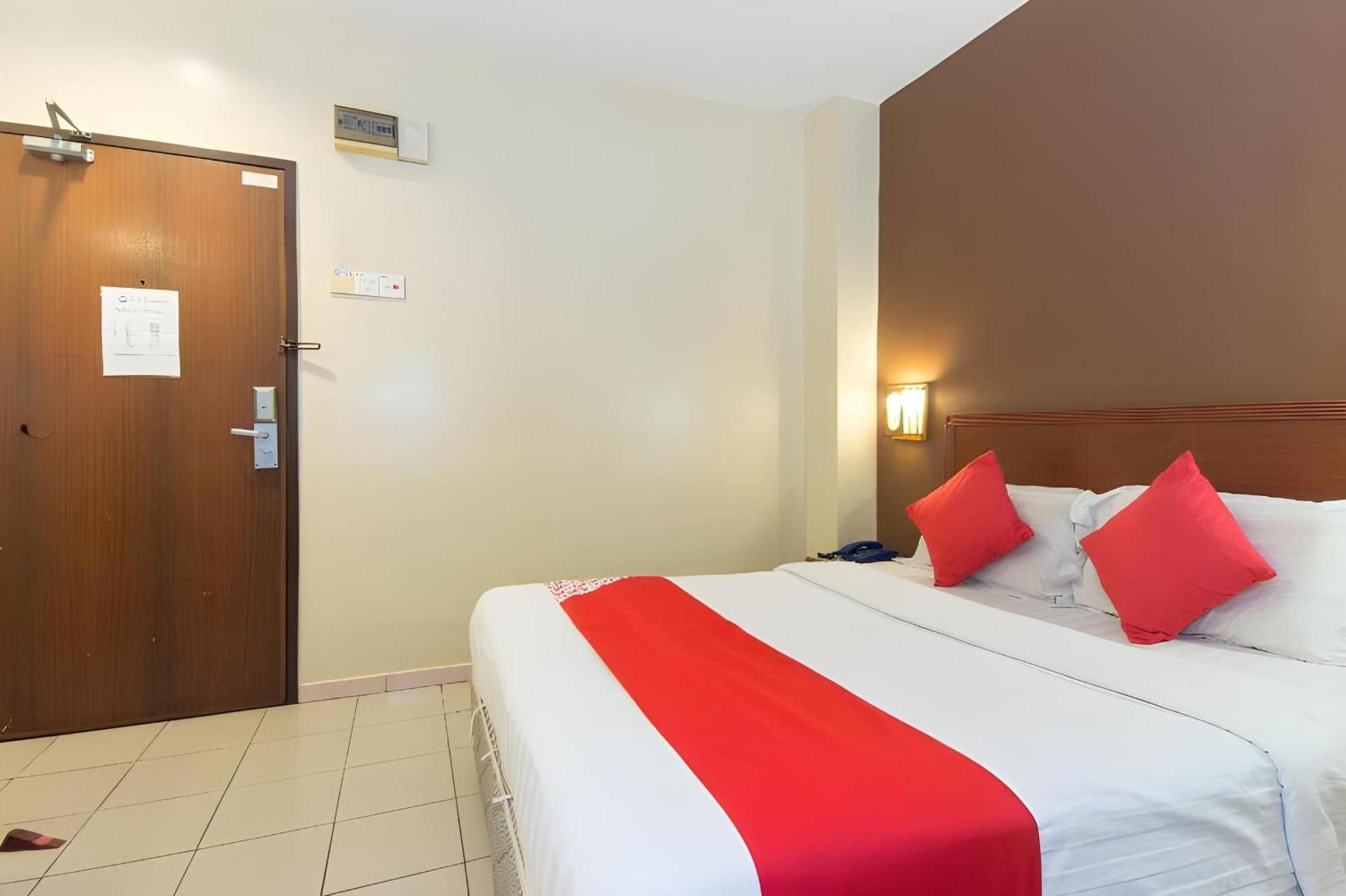 Super Oyo 447 Comfort Hotel Meru Кланг Екстериор снимка
