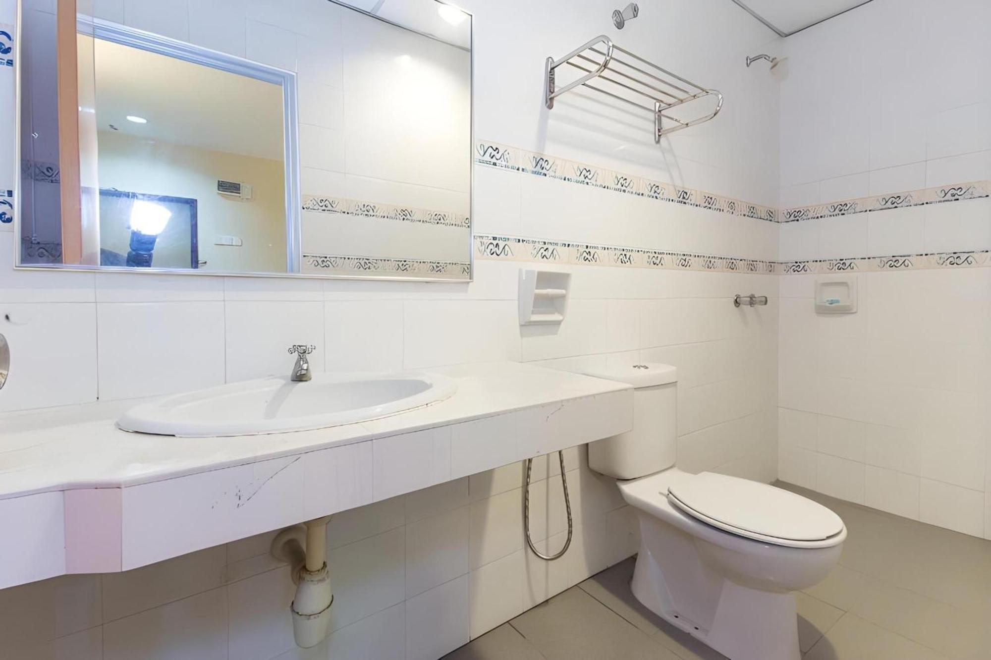 Super Oyo 447 Comfort Hotel Meru Кланг Екстериор снимка
