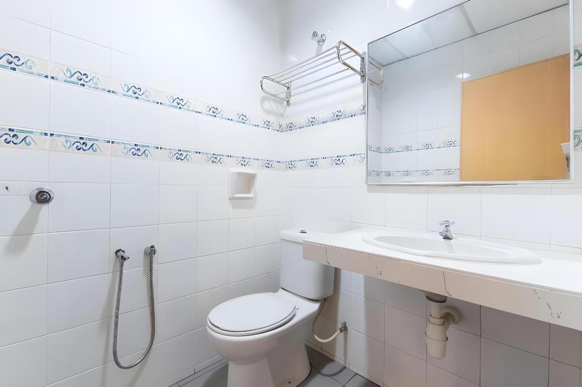 Super Oyo 447 Comfort Hotel Meru Кланг Екстериор снимка