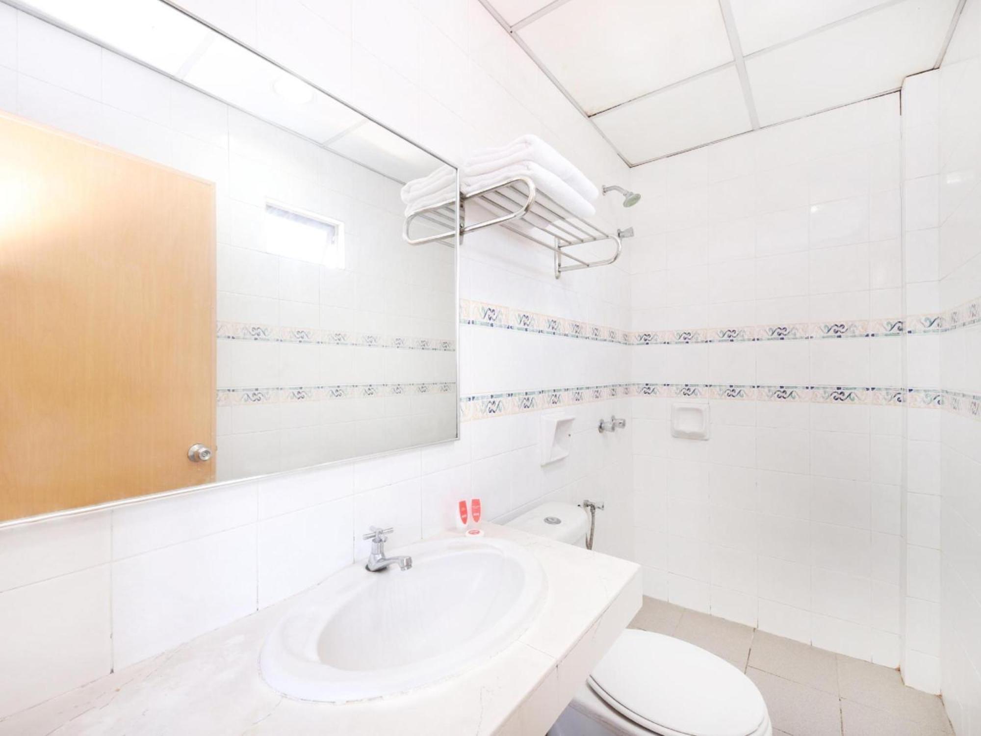 Super Oyo 447 Comfort Hotel Meru Кланг Екстериор снимка