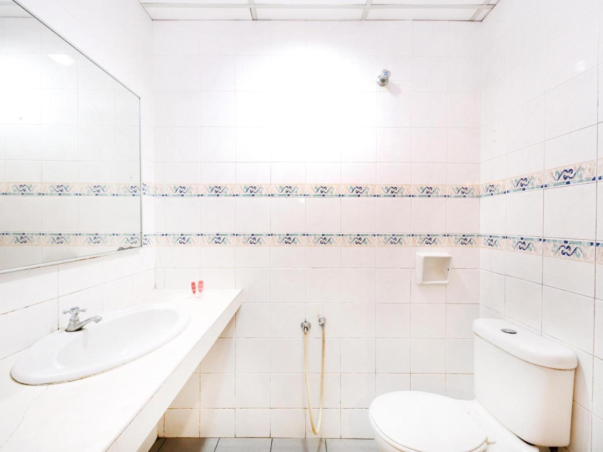 Super Oyo 447 Comfort Hotel Meru Кланг Екстериор снимка