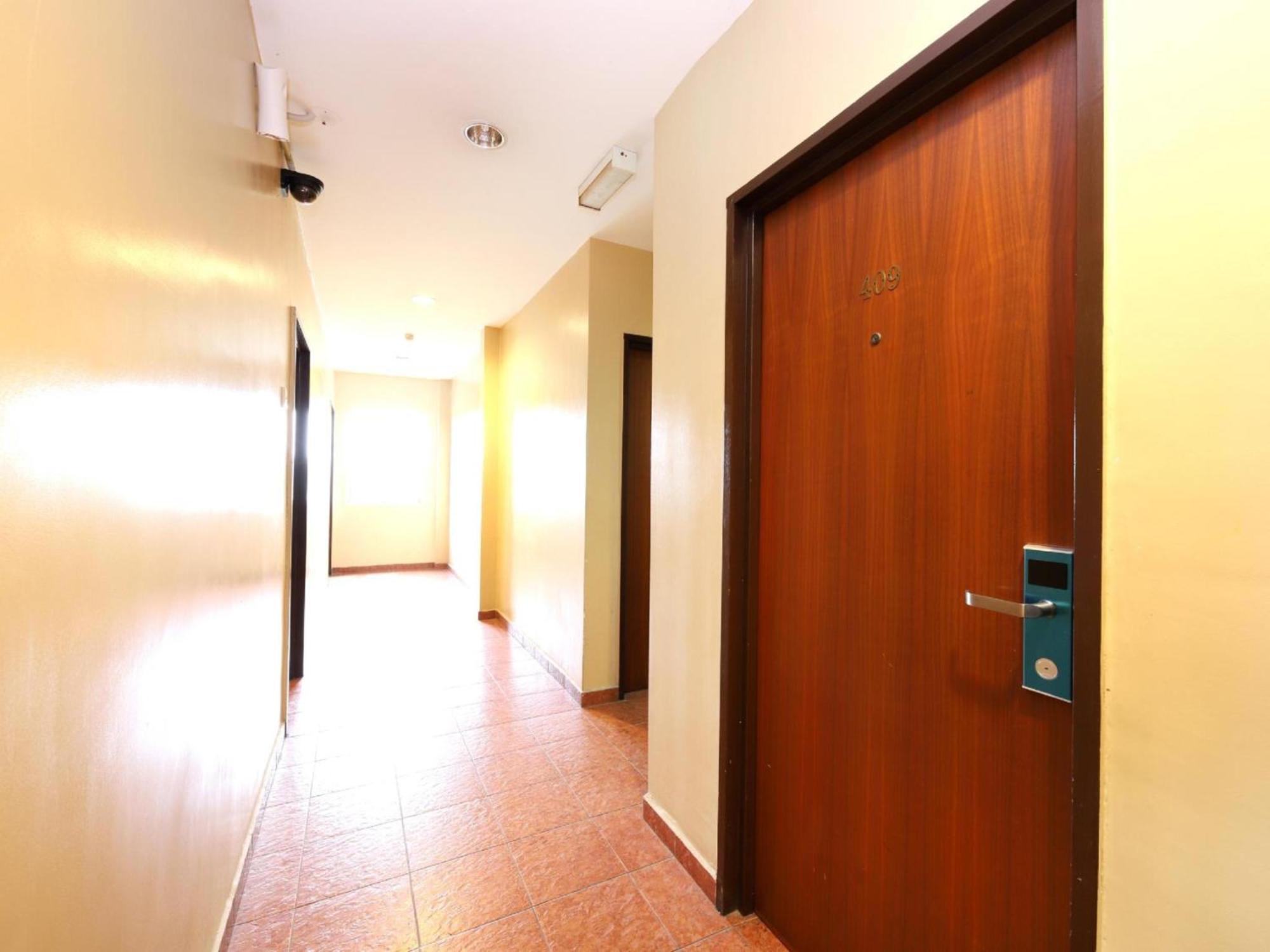 Super Oyo 447 Comfort Hotel Meru Кланг Екстериор снимка