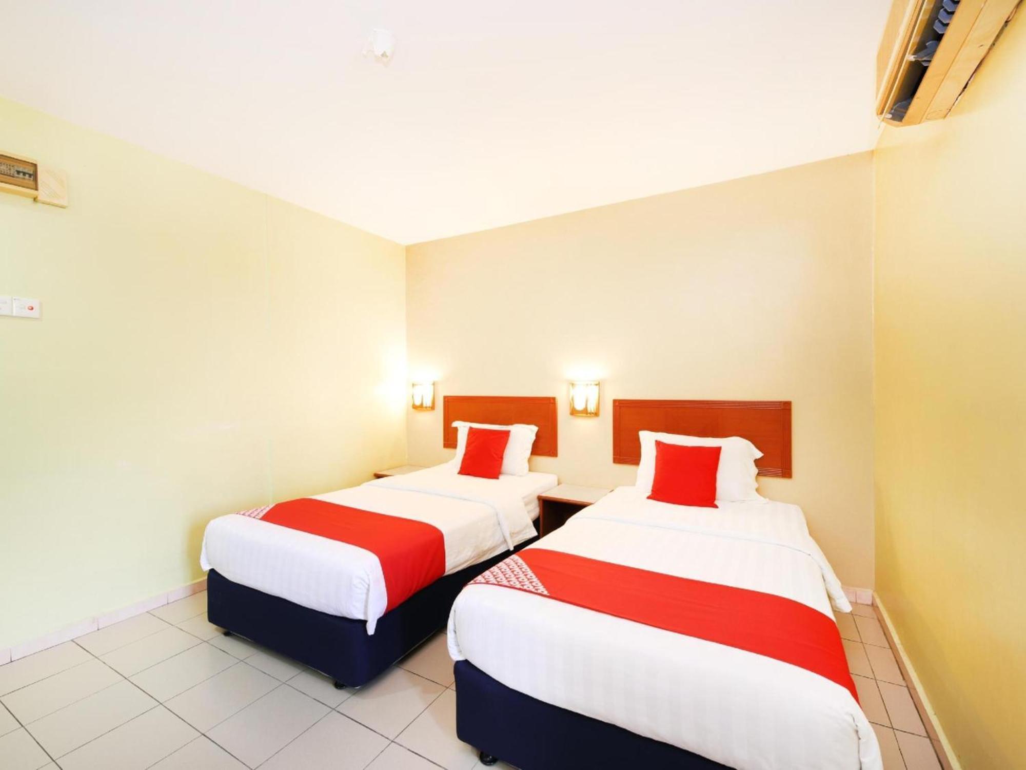 Super Oyo 447 Comfort Hotel Meru Кланг Екстериор снимка