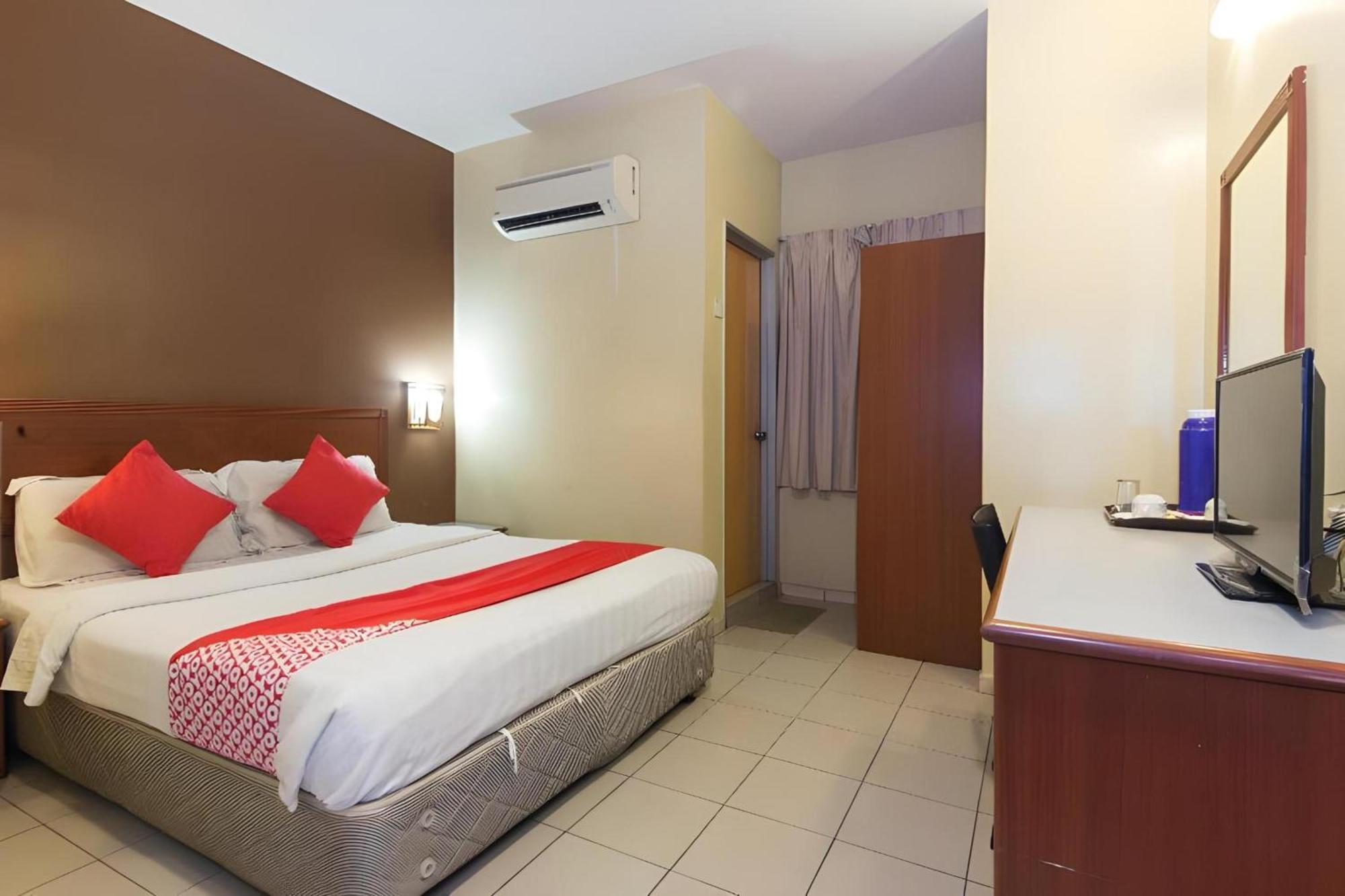 Super Oyo 447 Comfort Hotel Meru Кланг Екстериор снимка