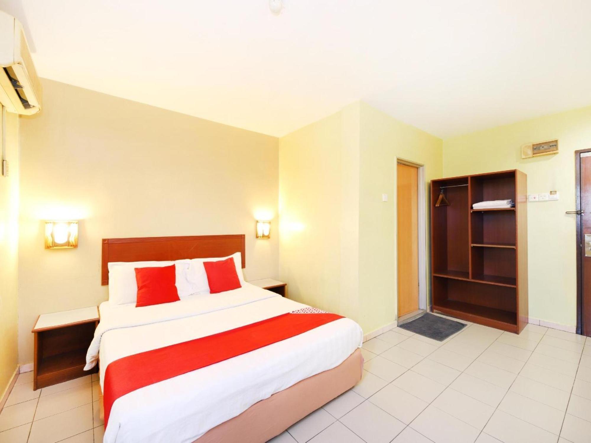 Super Oyo 447 Comfort Hotel Meru Кланг Екстериор снимка