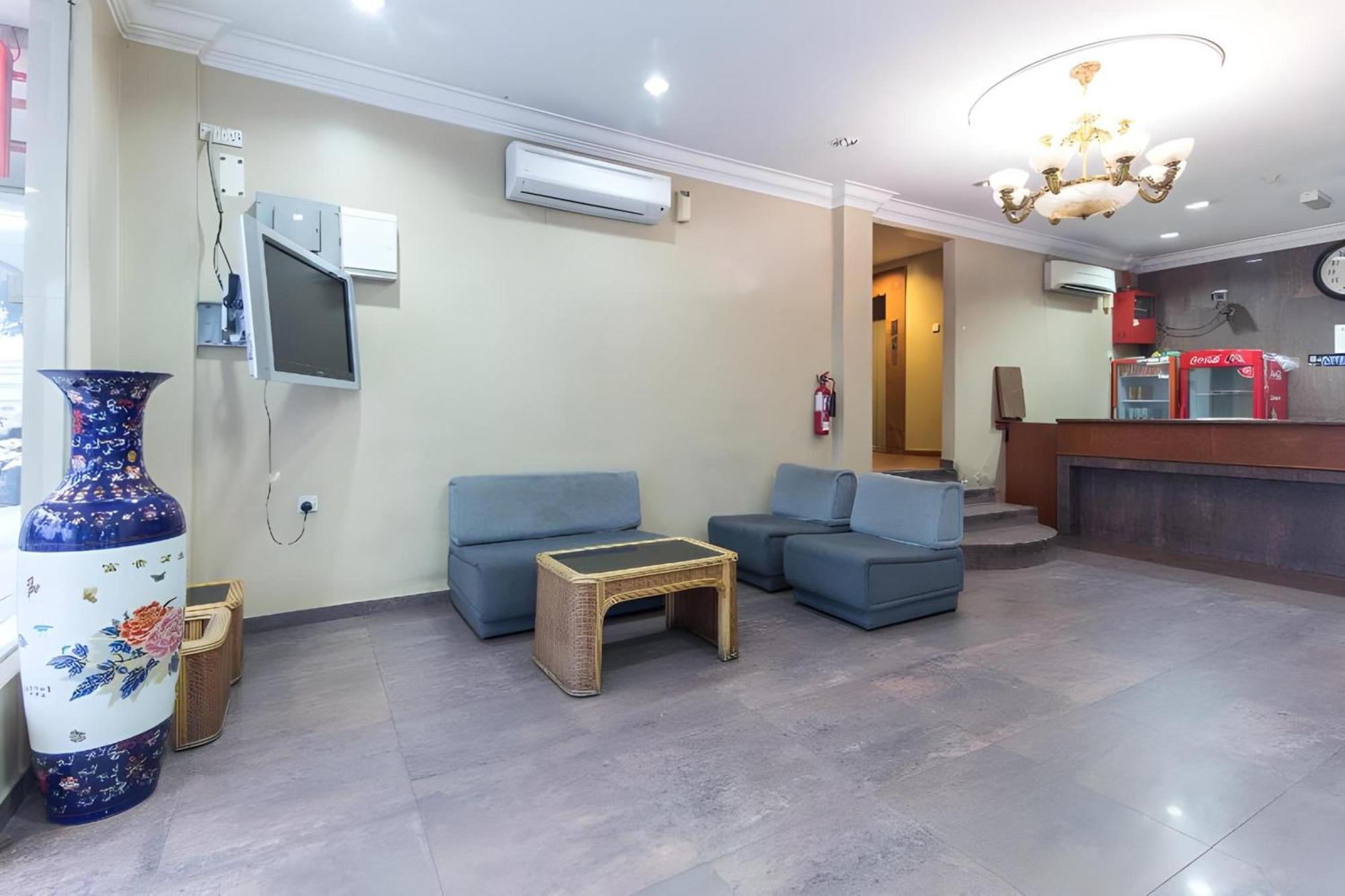 Super Oyo 447 Comfort Hotel Meru Кланг Екстериор снимка