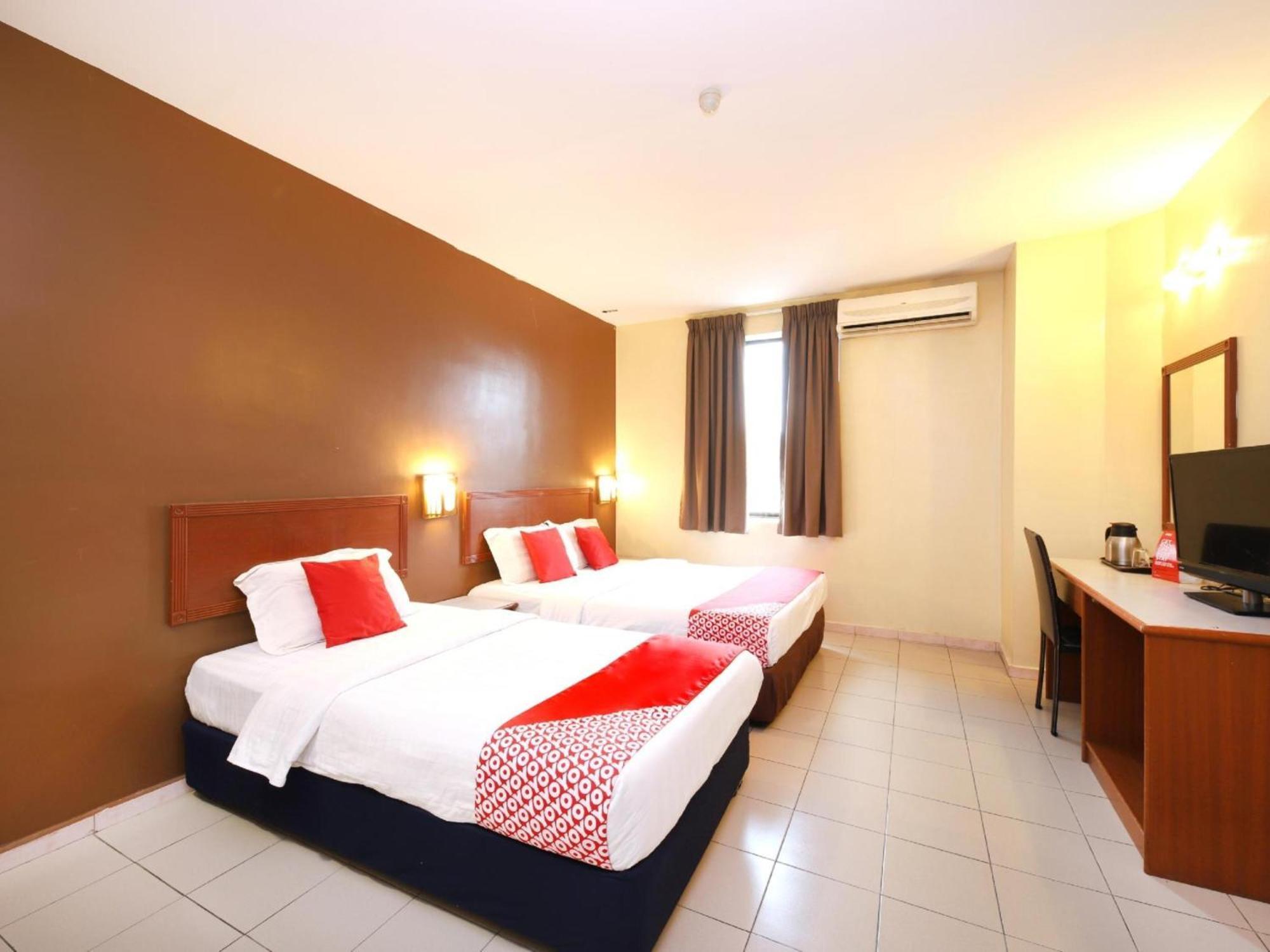 Super Oyo 447 Comfort Hotel Meru Кланг Екстериор снимка