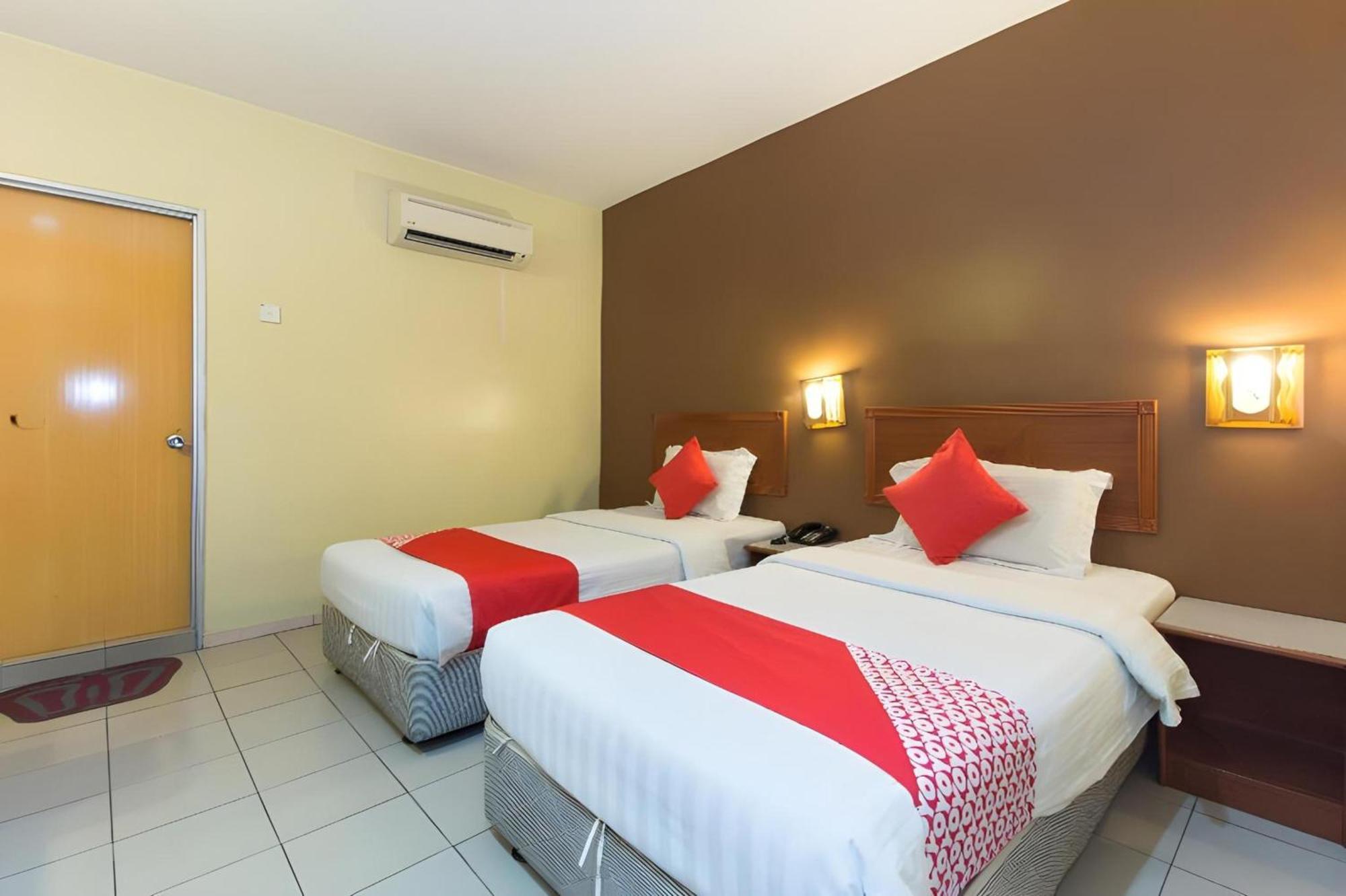 Super Oyo 447 Comfort Hotel Meru Кланг Екстериор снимка