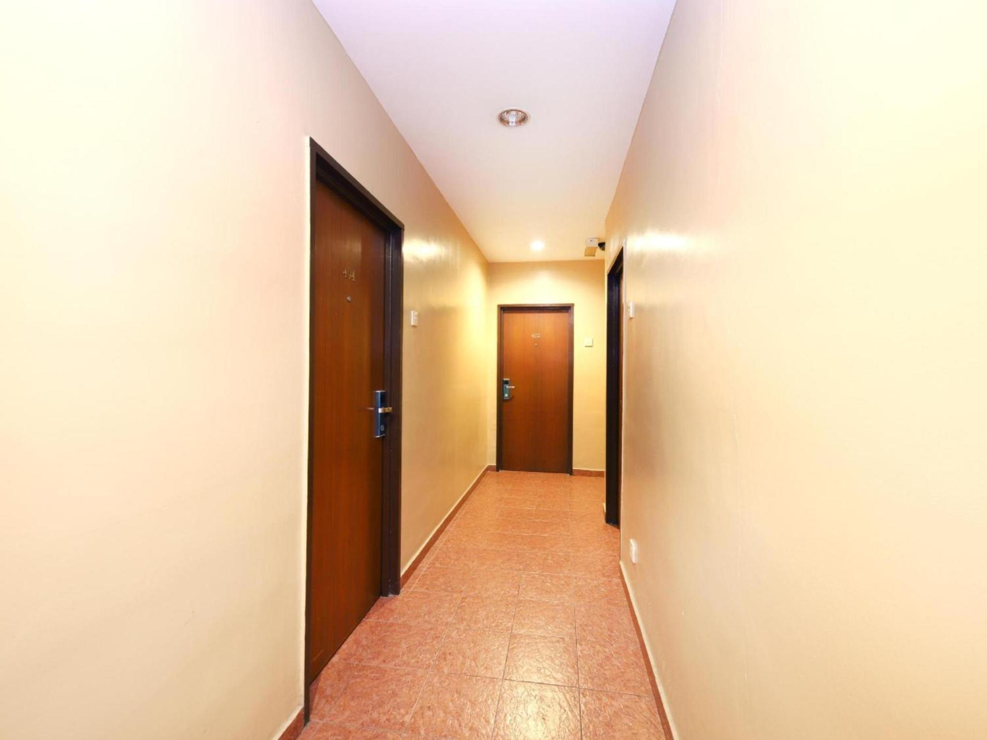 Super Oyo 447 Comfort Hotel Meru Кланг Екстериор снимка