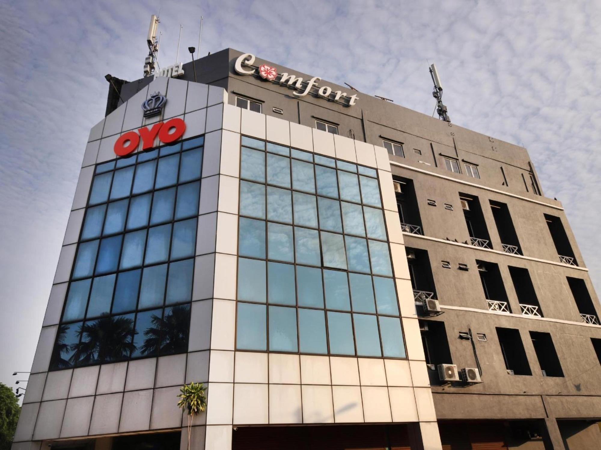Super Oyo 447 Comfort Hotel Meru Кланг Екстериор снимка