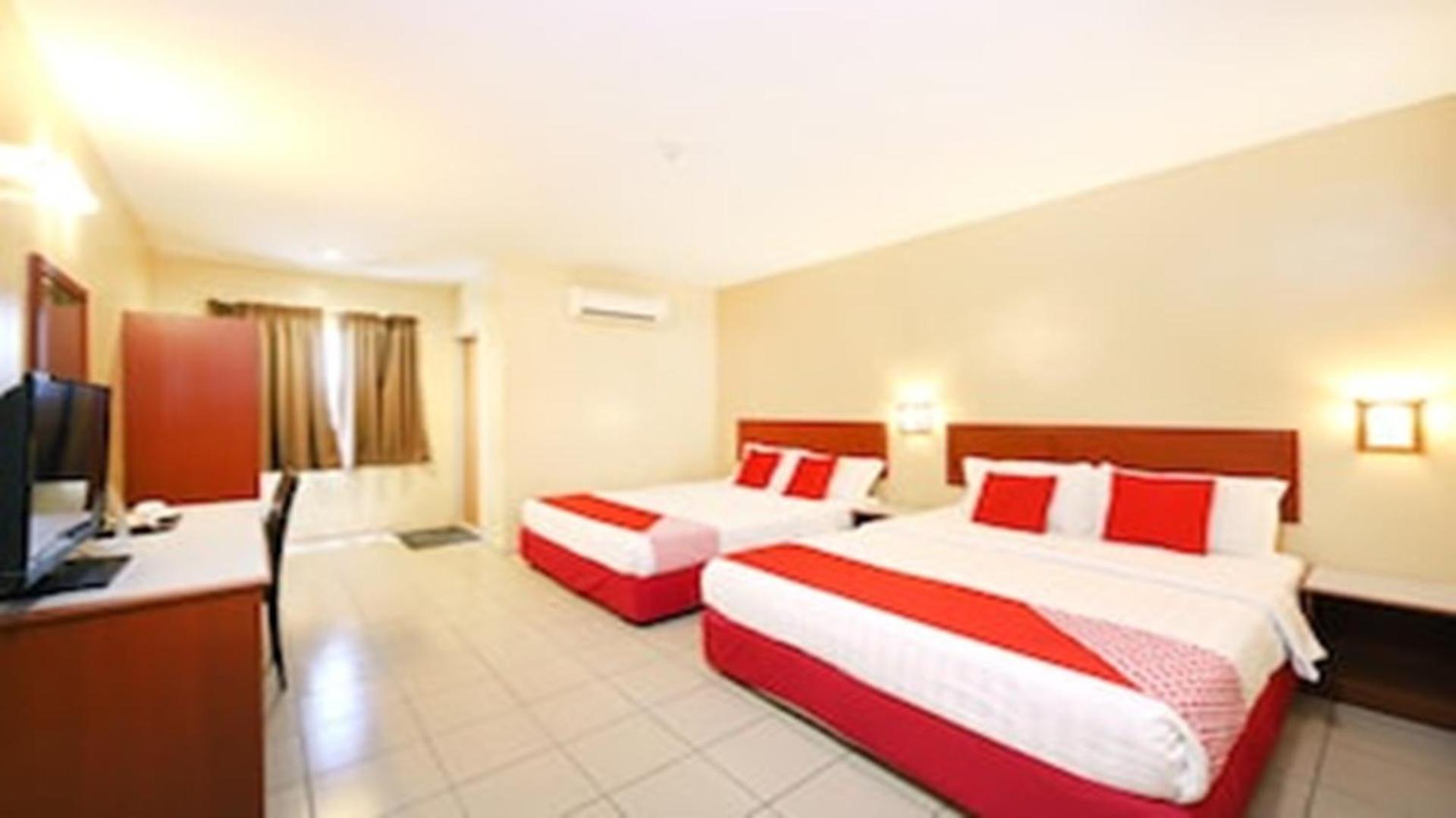 Super Oyo 447 Comfort Hotel Meru Кланг Екстериор снимка